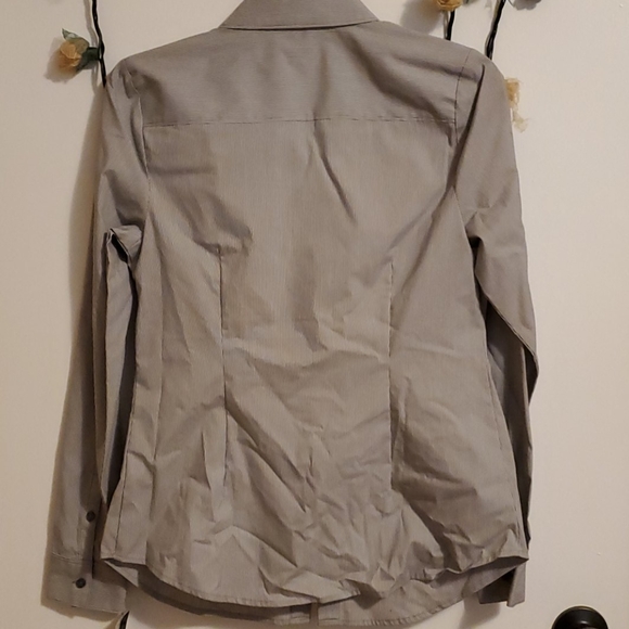 Small pinstriped business button-up blouse - Picture 4 of 4